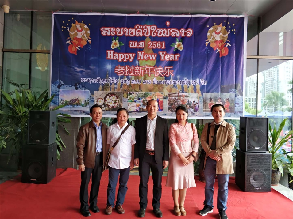 廣西金沛教育團(tuán)隊(duì)在老撾駐南寧總領(lǐng)事館合影留念