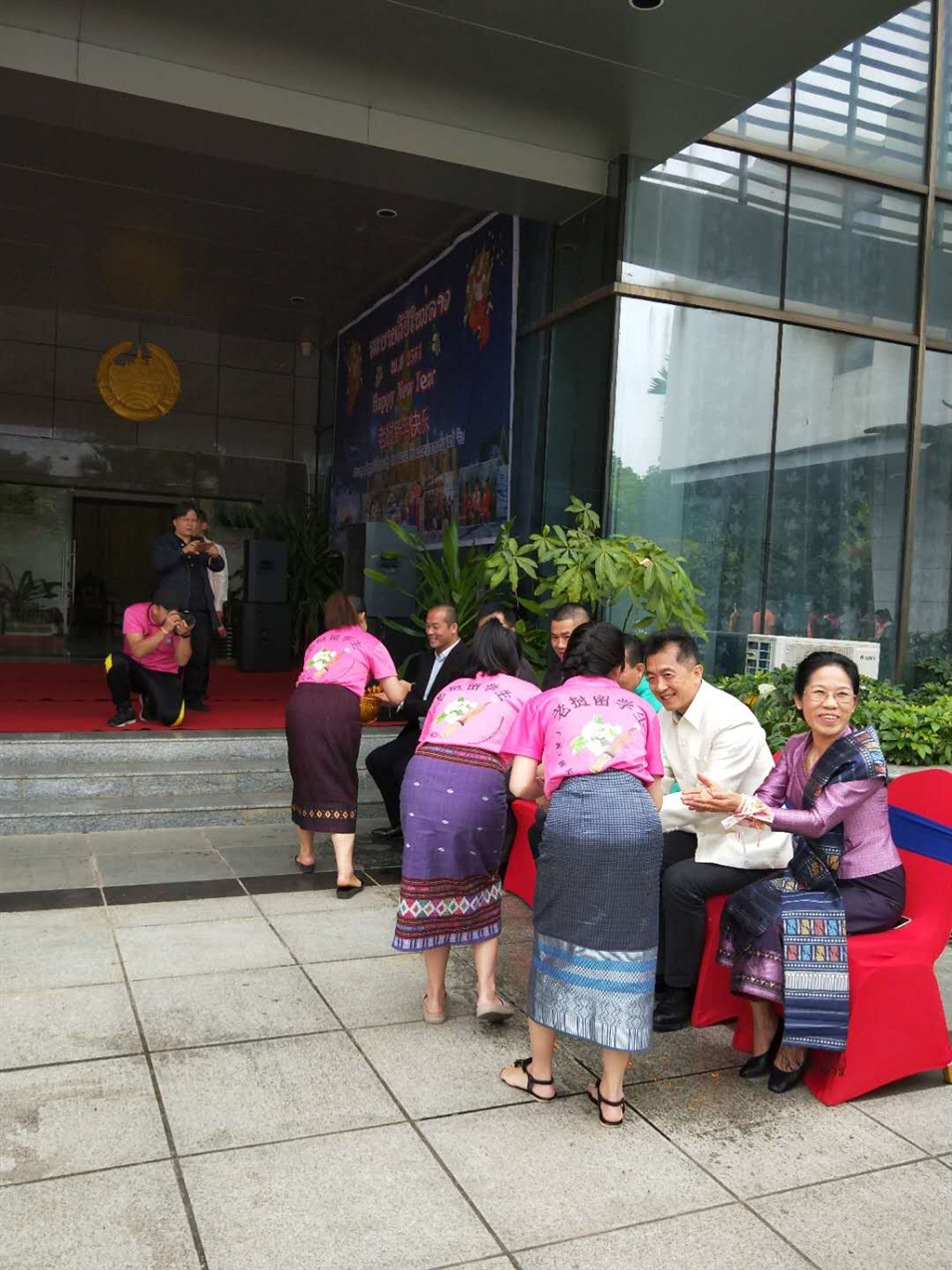 老撾駐廣西留學(xué)生代表將浸有花瓣的香水灑客人的手上，表示對嘉賓的美好祝福（圖二）