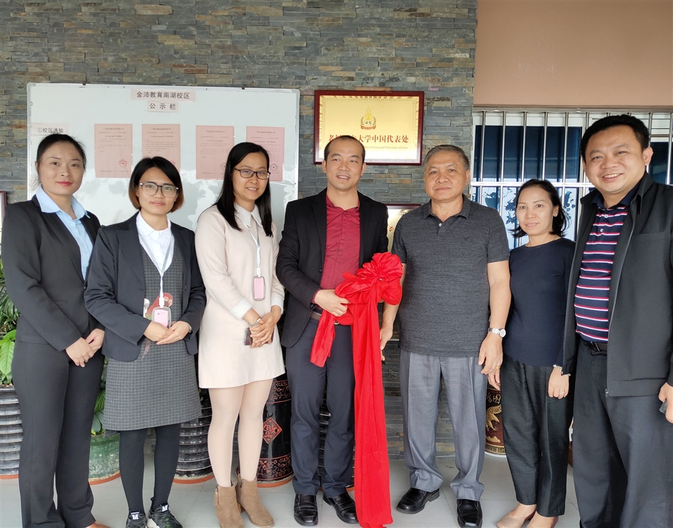 老撾國立大學(xué)校長宋西·諾潘賽（右三）、孔子學(xué)院老方院長陽梅蘭（右二）、老方副院長李建民（右一）與老撾國立大學(xué)中國代表處代表合影