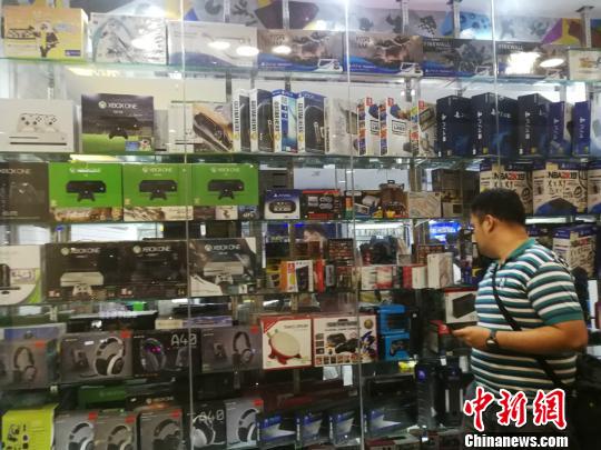 菲律賓統(tǒng)計(jì)局(Philippine Statistics Authority)5日發(fā)布10月份全國勞動力調(diào)查報(bào)告顯示，2018年10月就業(yè)不足率降至13.3%，而2017年10月為15.9%。圖為馬尼拉馬卡蒂一商場，貨品充足，青年人消費(fèi)暢旺。 關(guān)向東 攝