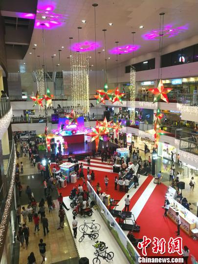 圖為馬尼拉馬卡蒂一商場，開始?xì)q末大促銷，青年人消費(fèi)暢旺。 關(guān)向東 攝