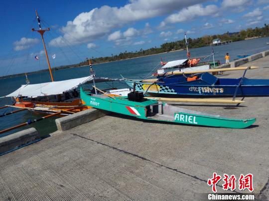 圖為被救助的菲律賓漁民的漁船。 中交公路規(guī)劃設(shè)計院有限公司 攝