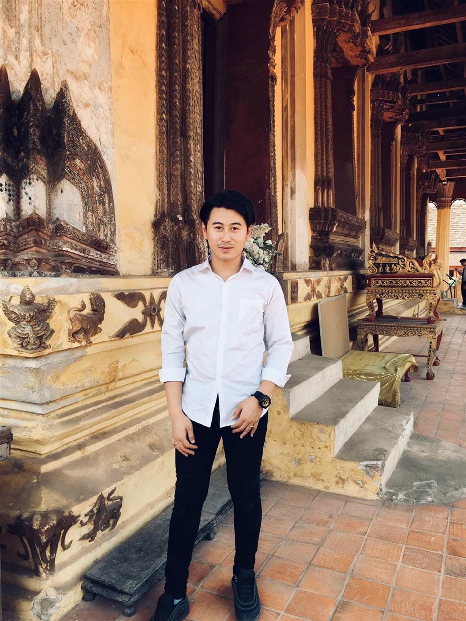 基諾，老撾首都萬(wàn)象人，老撾國(guó)立大學(xué)文學(xué)院德語(yǔ)系大二學(xué)生， 